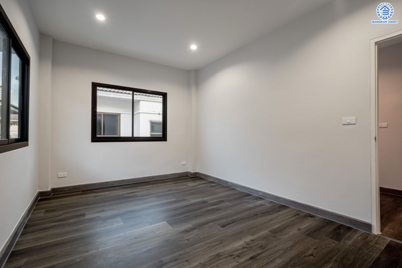 บ้านมือสองตกแต่งใหม่ ม.ปฐวีกาญจน์ ประชาชื่น-แจ้งวัฒนะ ทำเลโซนเมือง ดีไซน์สุด Classic เนื้อที่ 50 ตร.ว. ฟังก์ชัน 3 ห้องนอน 4 ห้องน้ำ ใกล้เซ็นทรัลแจ้งวัฒนะ สนามบินดอนเมือง เดินทางสู่ใจกลางเมืองได้อย่างรวดเร็วด้วย ทางด่วน"บางปะอิน-ปากเกร็ด" และรถไฟฟ้าสายสีชมพู "สถานีศรีรัช"